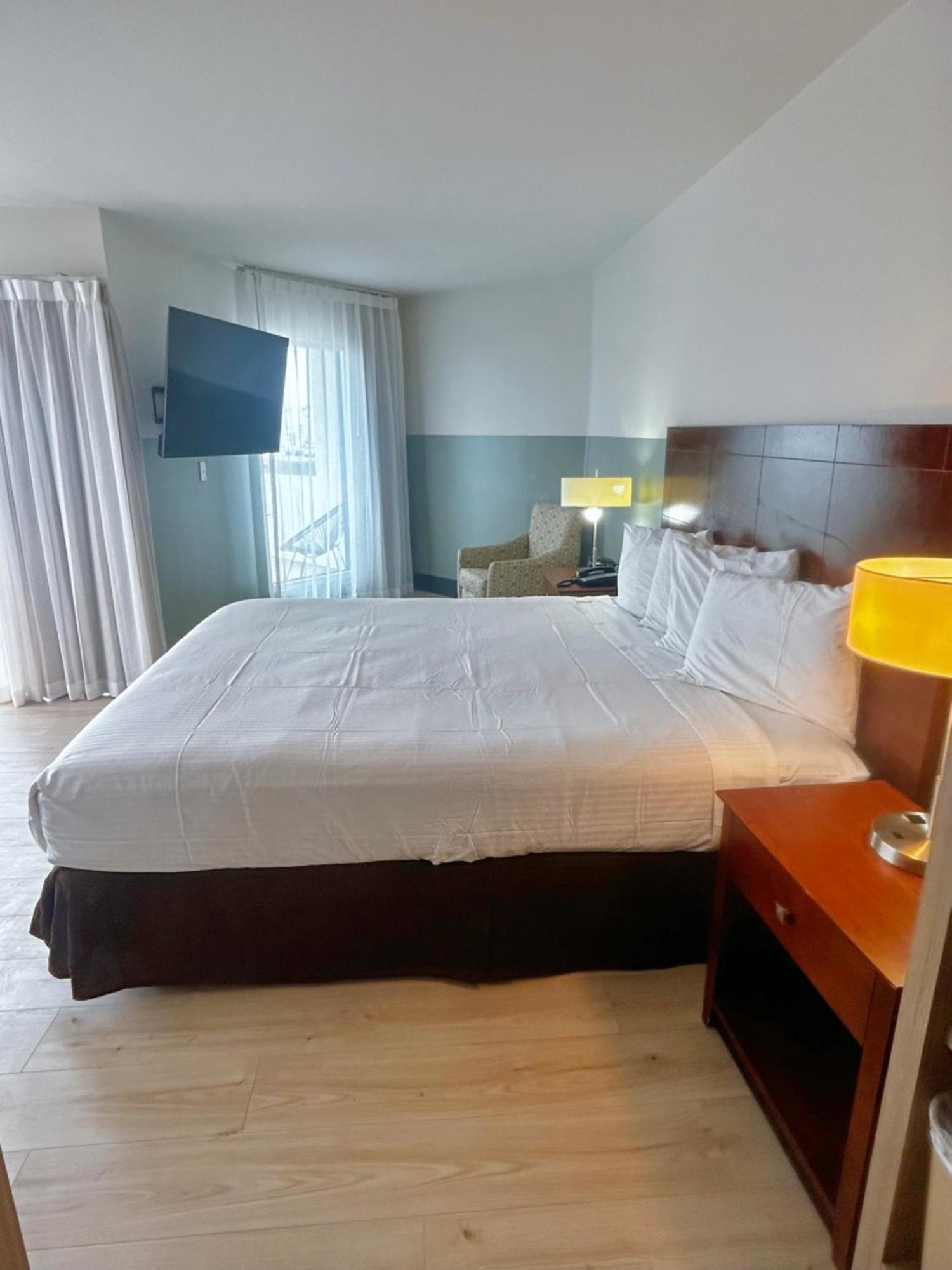 Huntington Beach Inn Room photo